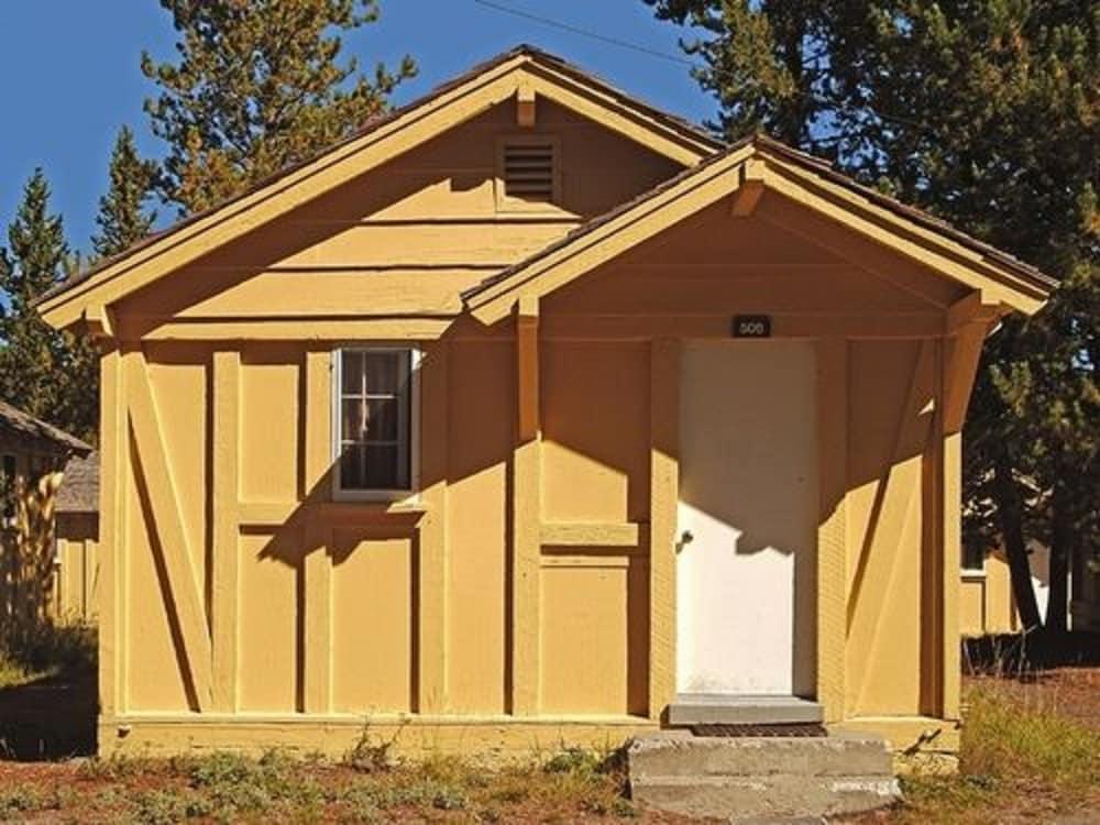 Lake Yellowstone Hotel And Cabins Exterior photo